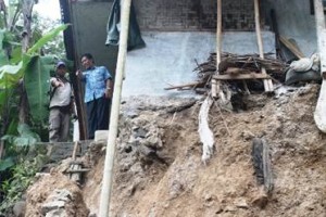 Rumah milik warga desa Tugumulya nyaris ambruk